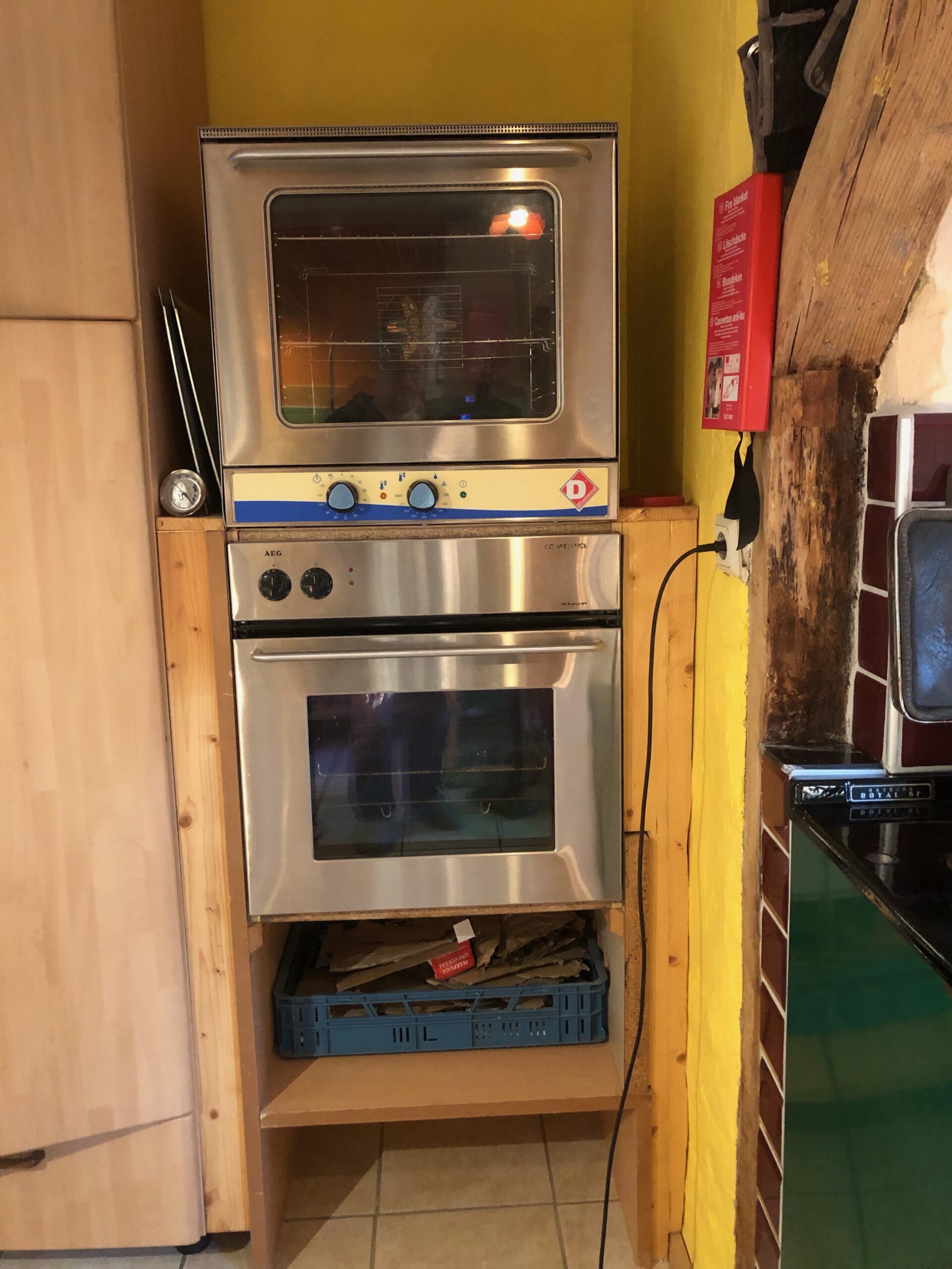 twee conventionele elektrische ovens