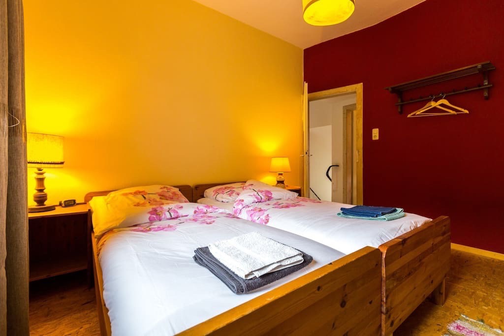 Een van de slaapkamers, met twee bedden naast elkaar