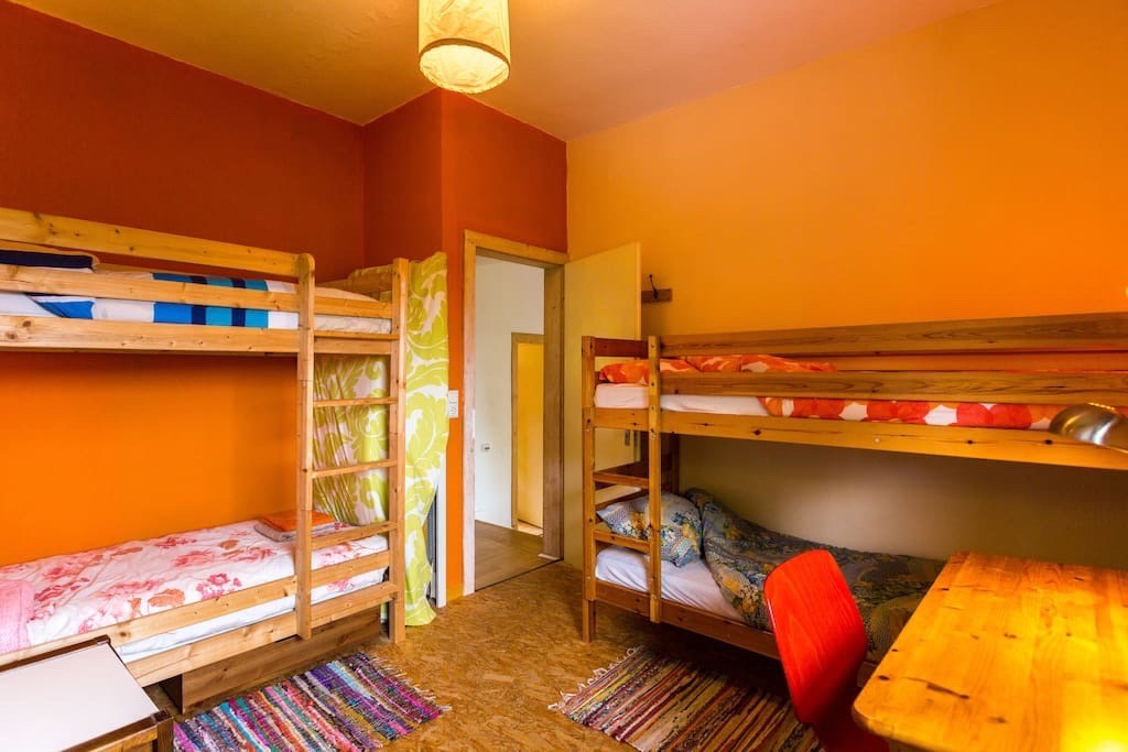 slaapkamer met twee stapelbedden